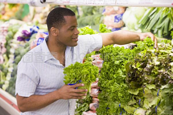 農產品區購物的男子 健康生活的日常縮影